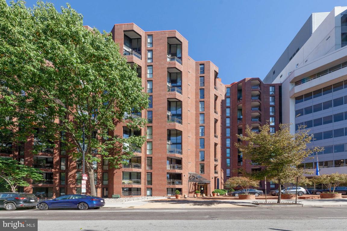 1099 22nd STREET NW Unit: 611