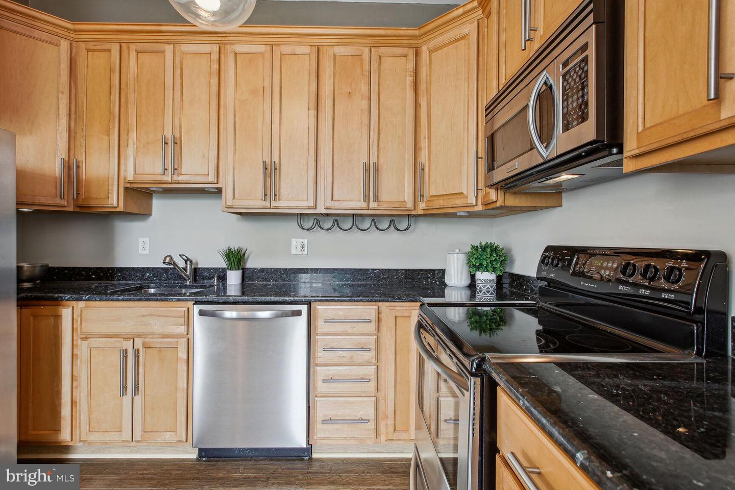 1124 E STREET NE Unit: B