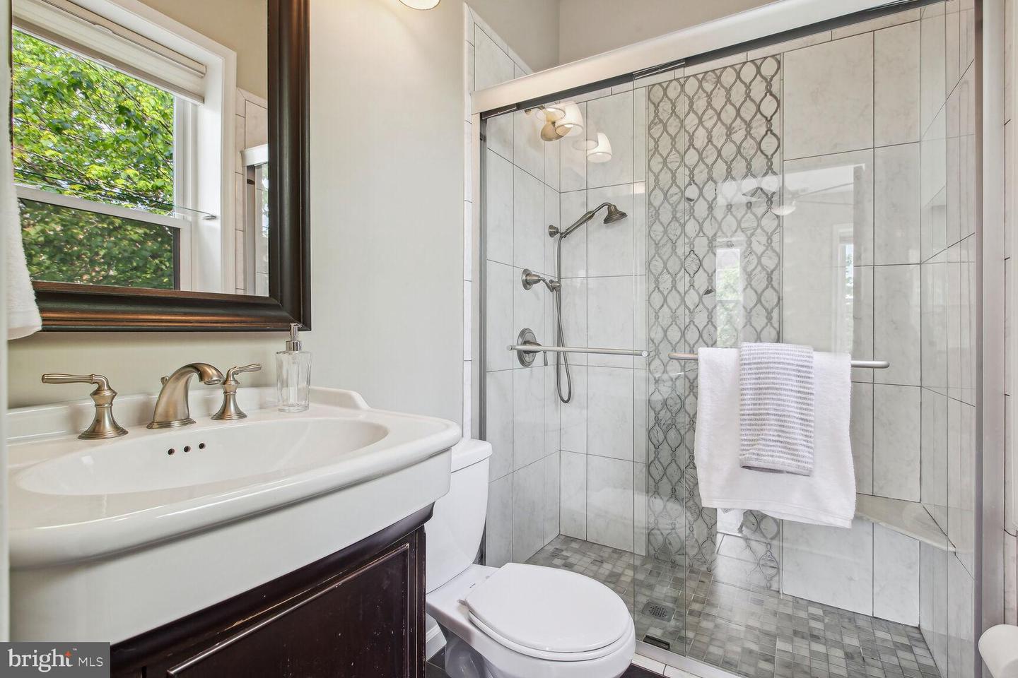 1124 E STREET NE Unit: B