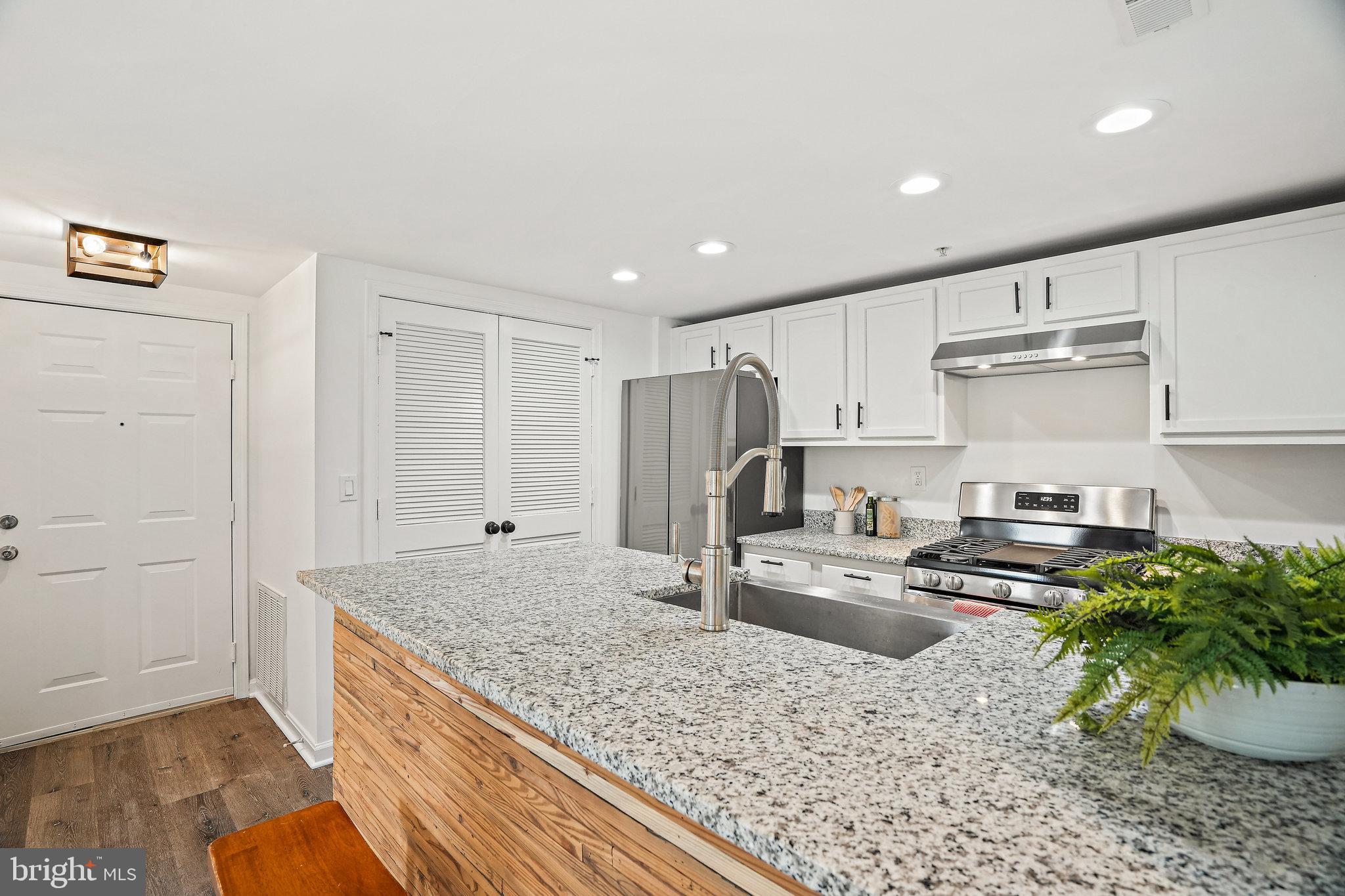1240 Holbrook TERRACE NE Unit: 204