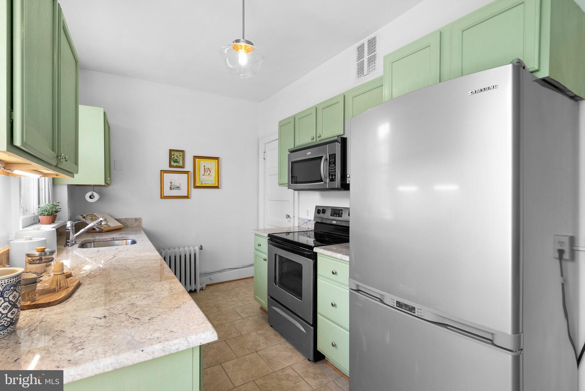 516 A St NE #201