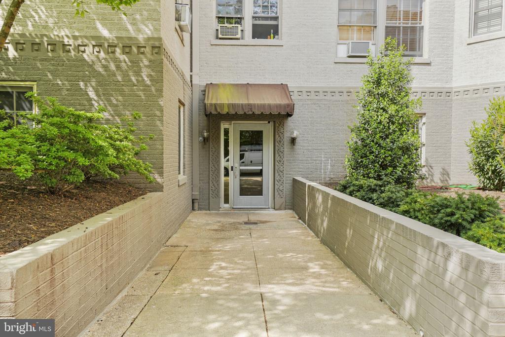 2737 DEVONSHIRE PL NW #26
