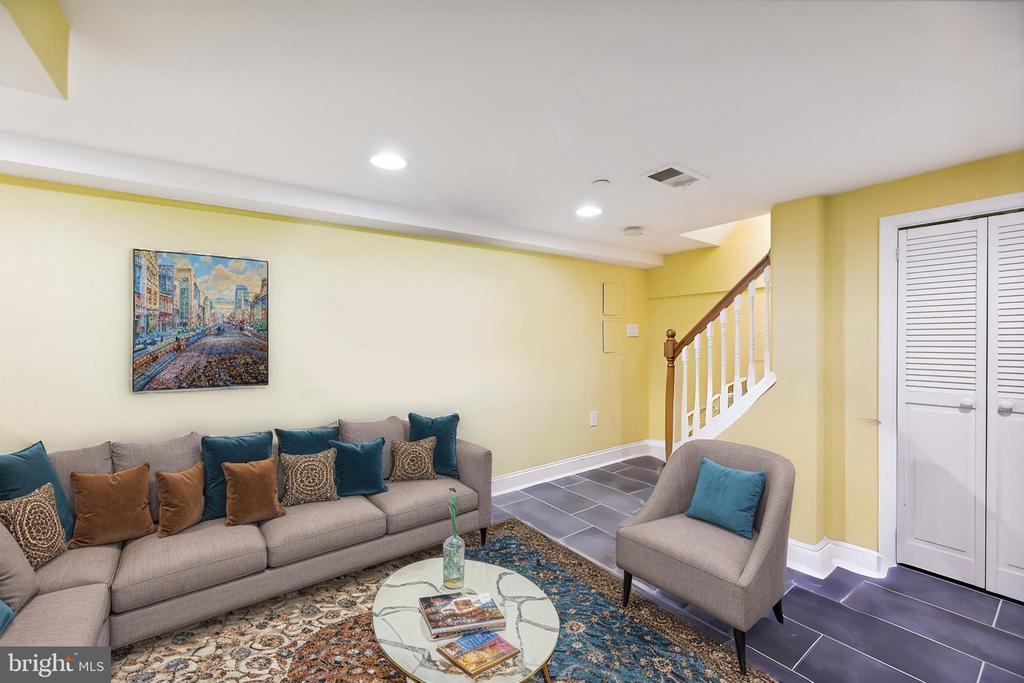 4439 ALTON PLACE NW