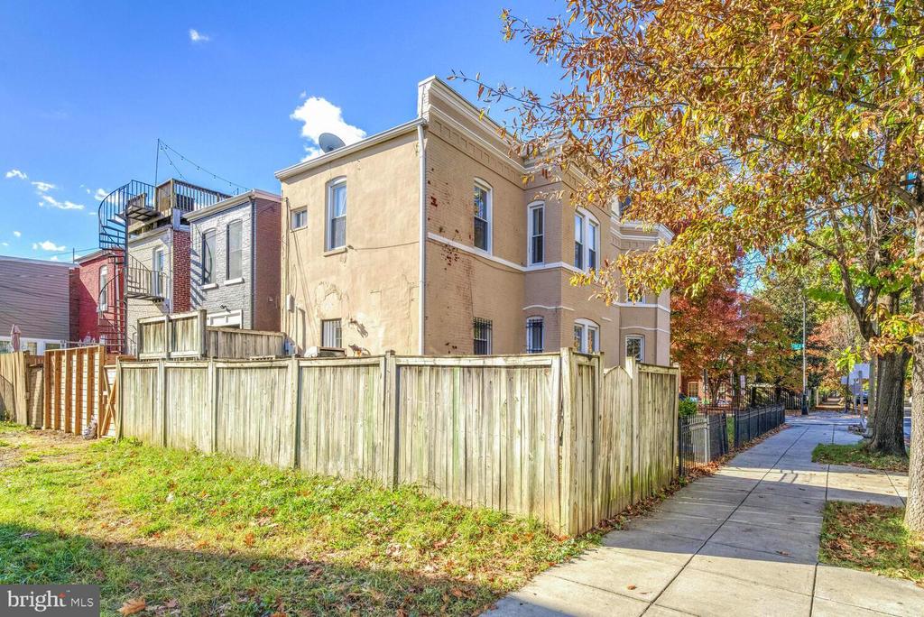 833 10th Street NE