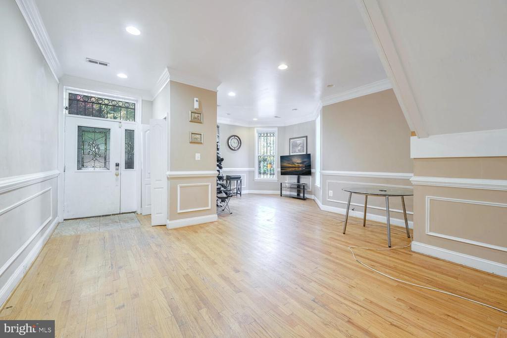 833 10th Street NE