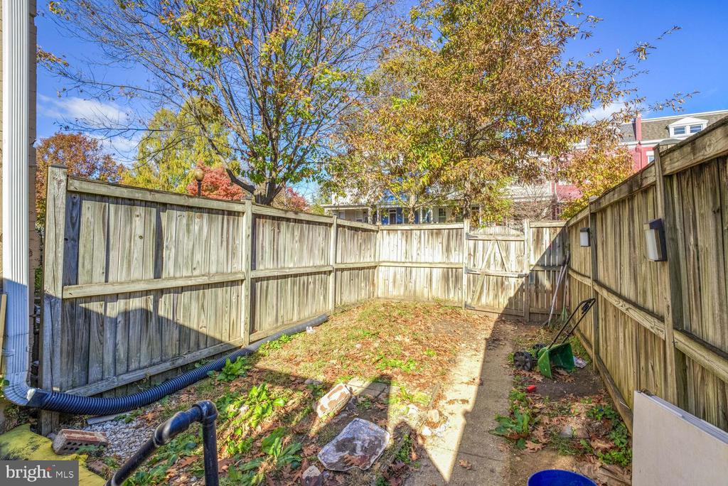833 10th Street NE
