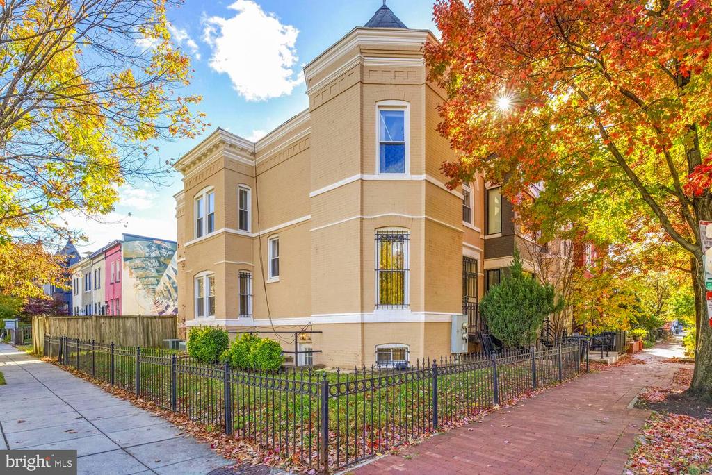 833 10th Street NE