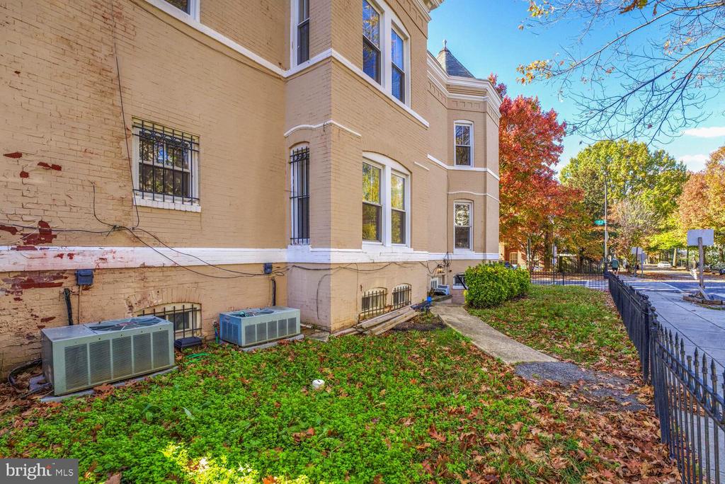 833 10th Street NE