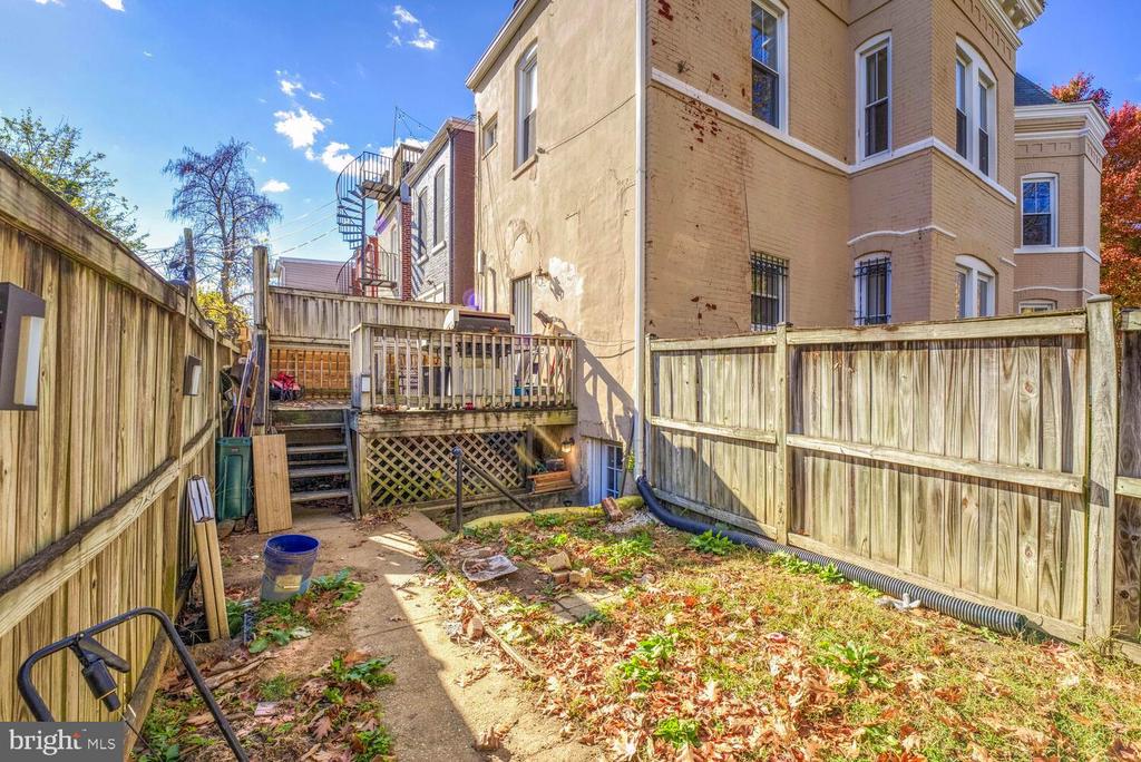 833 10th Street NE