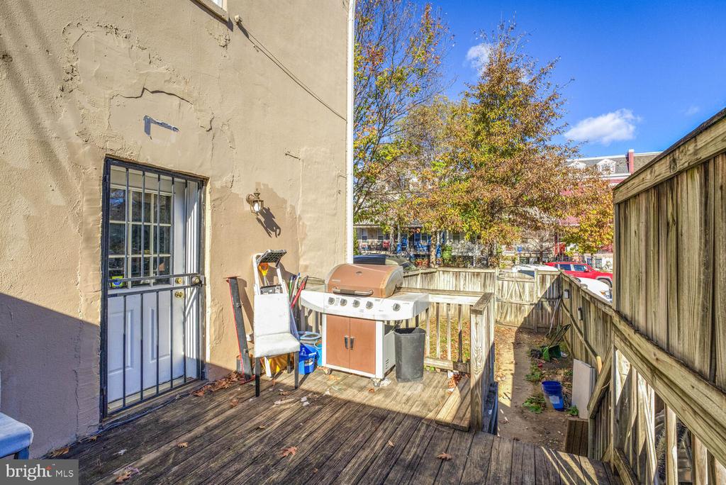 833 10th Street NE