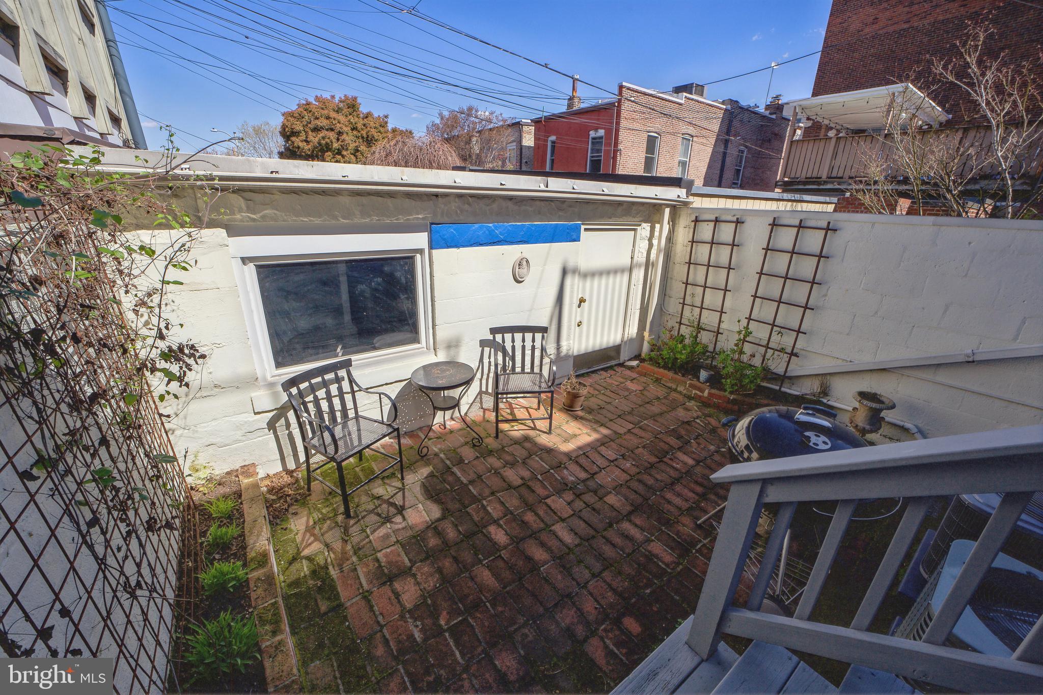 326 E St NE