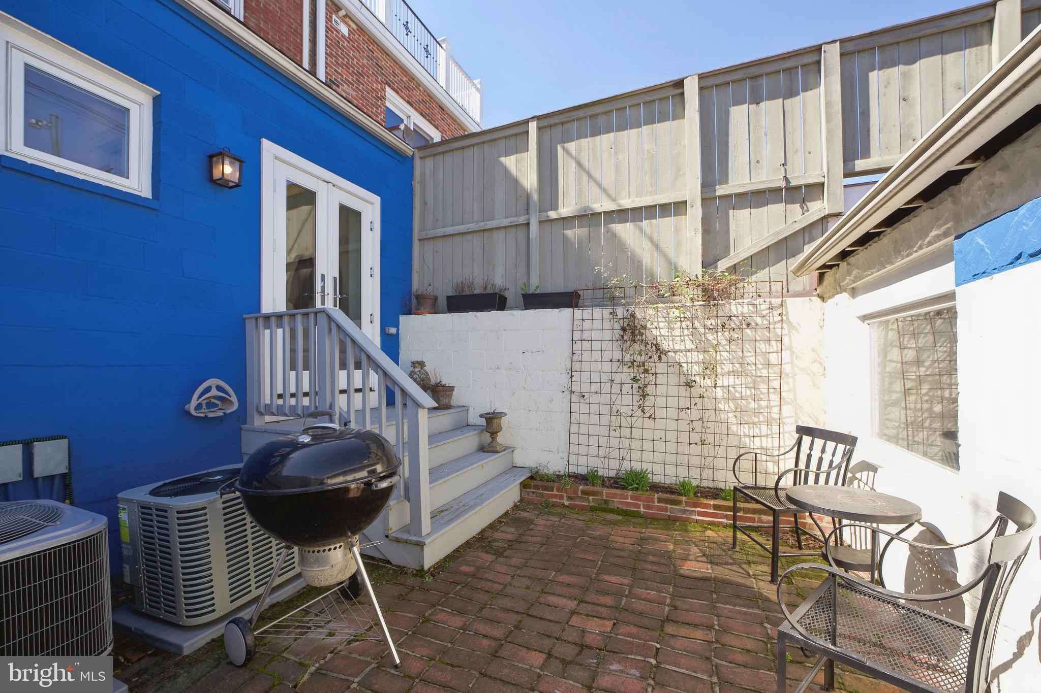 326 E St NE
