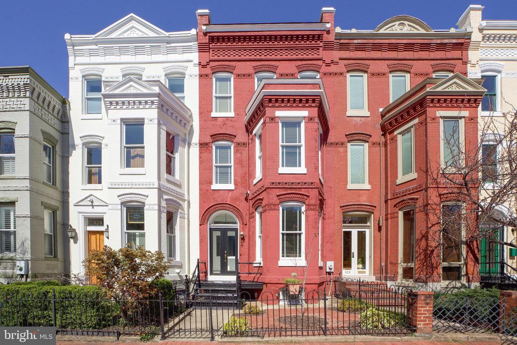326 E St NE