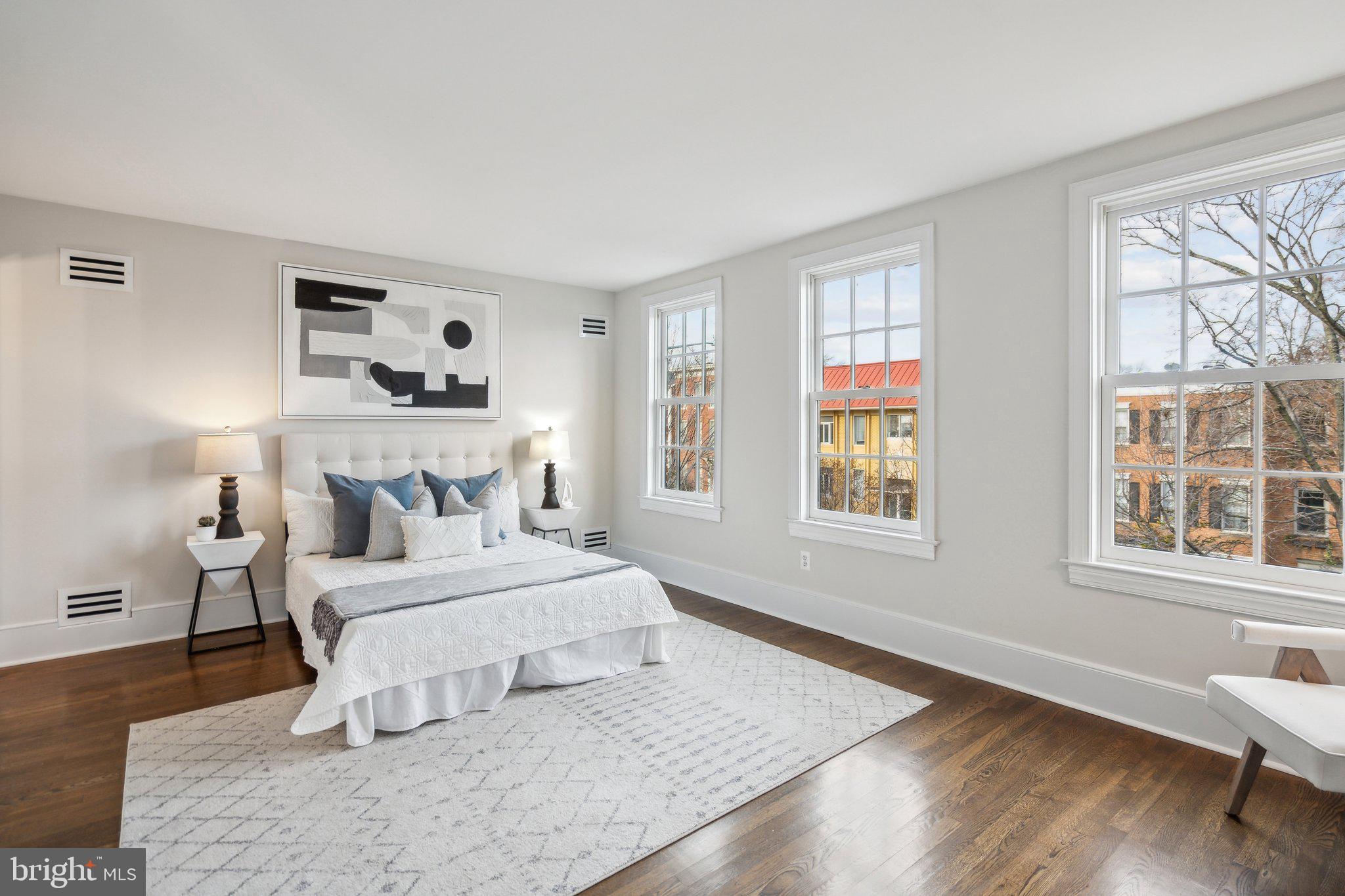 325 Constitution Ave NE