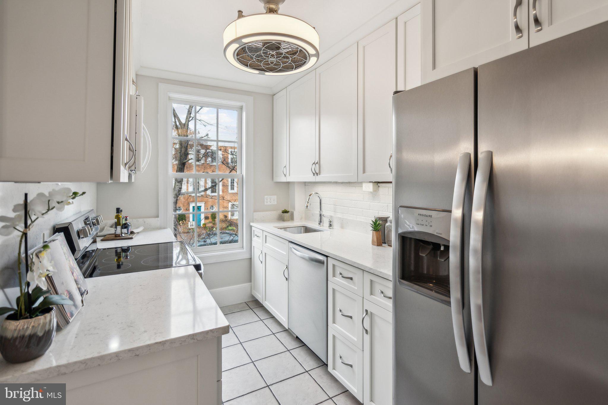 325 Constitution Ave NE