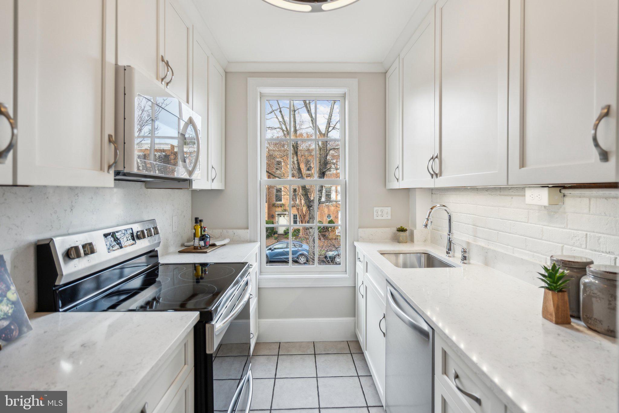 325 Constitution Ave NE