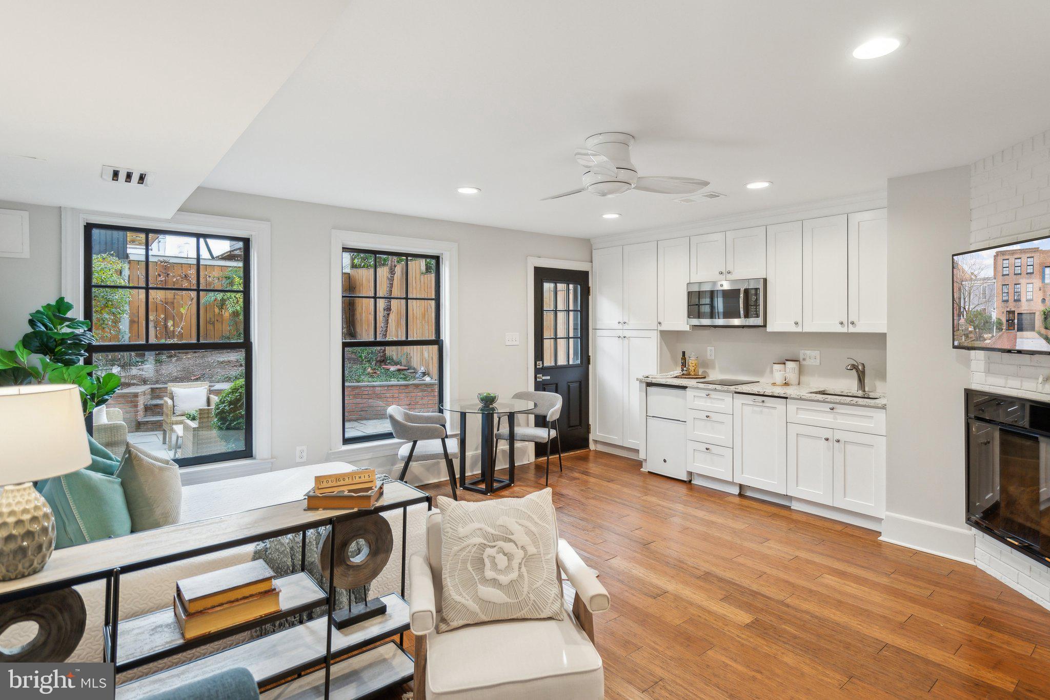 325 Constitution Ave NE