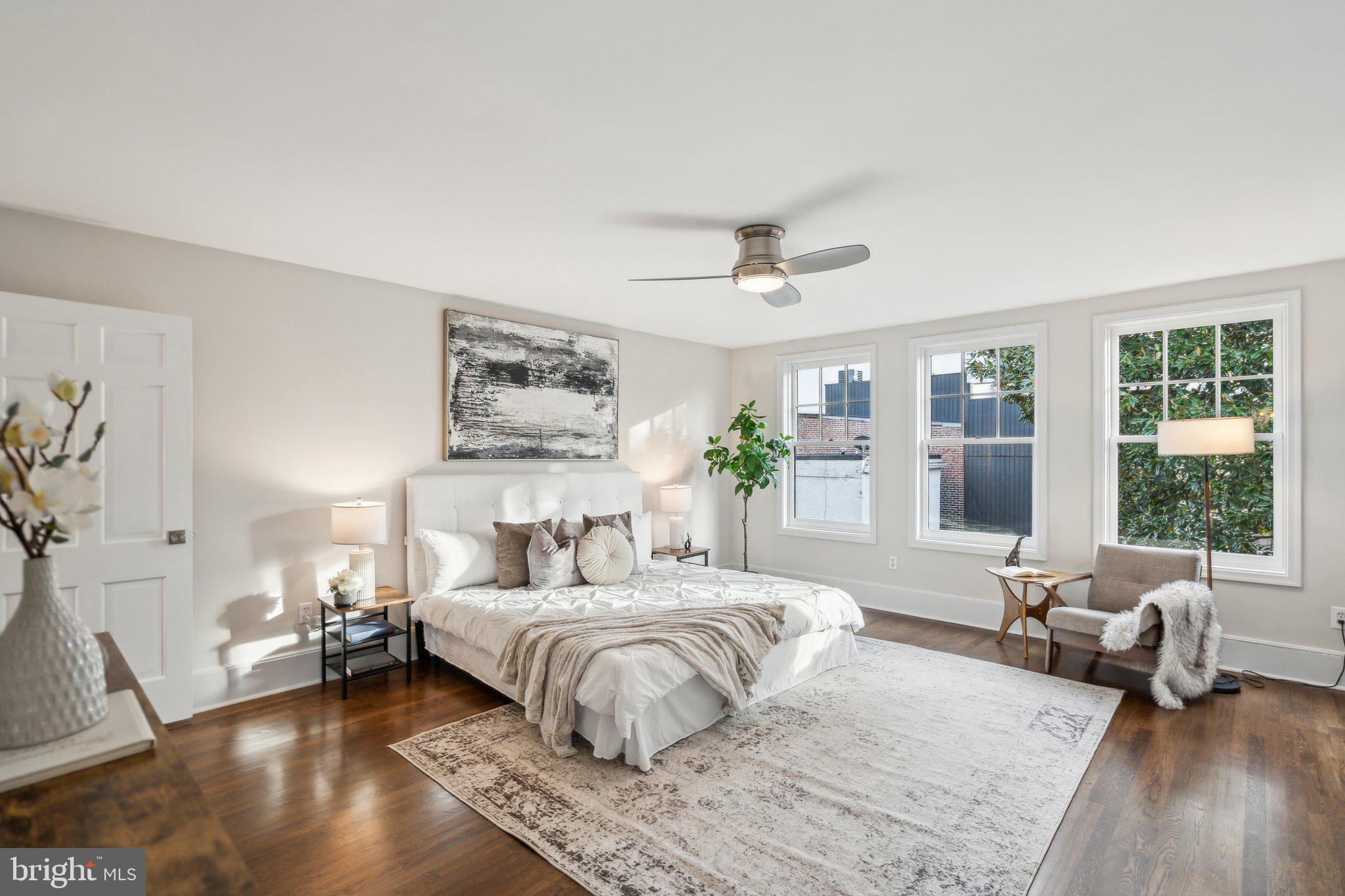 325 Constitution Ave NE