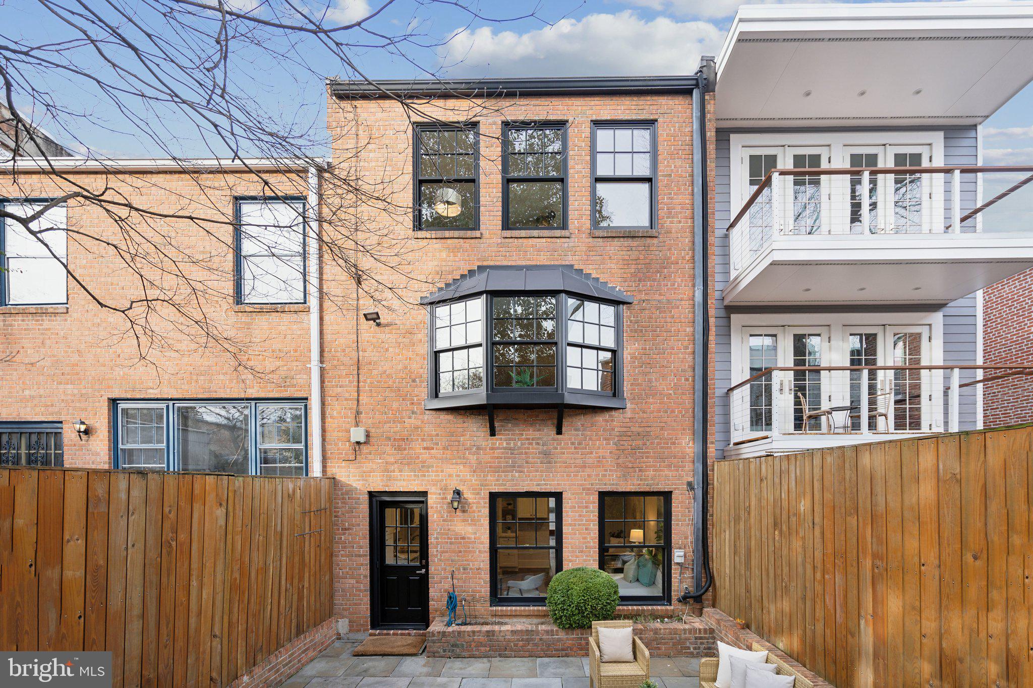 325 Constitution Ave NE