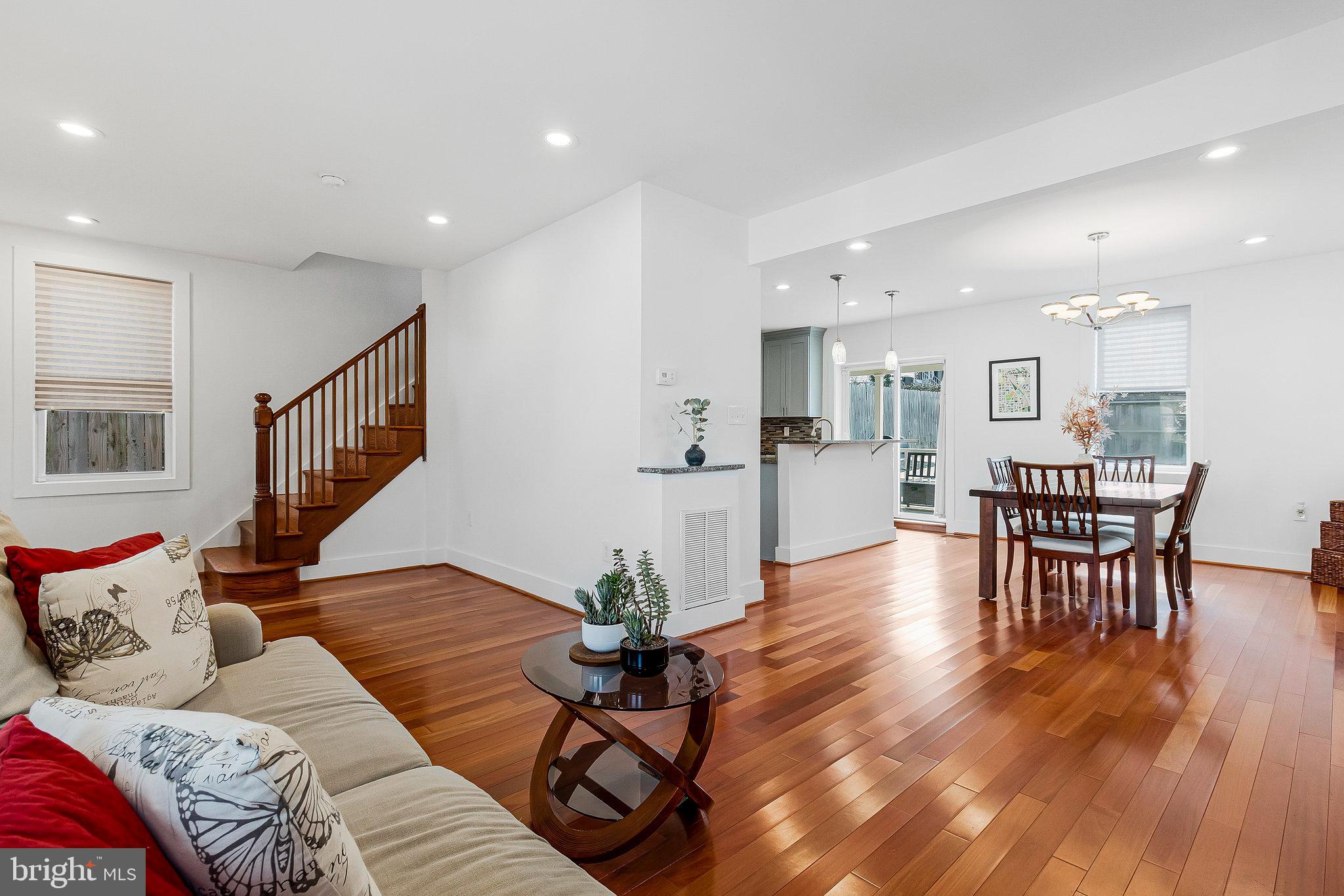 210 Peabody St NW