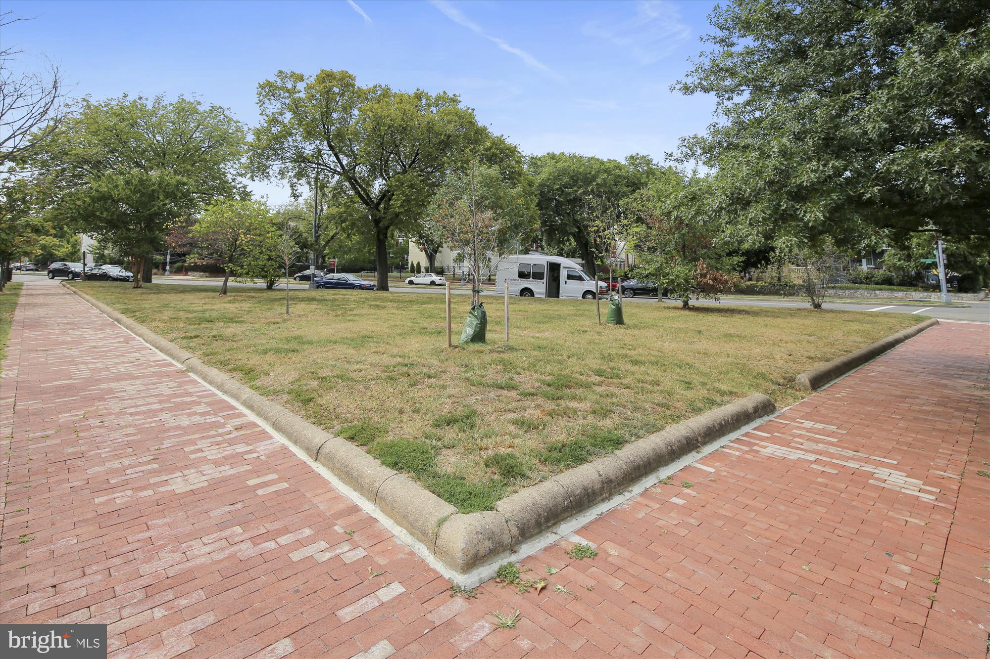 1214 E CAPITOL ST NE