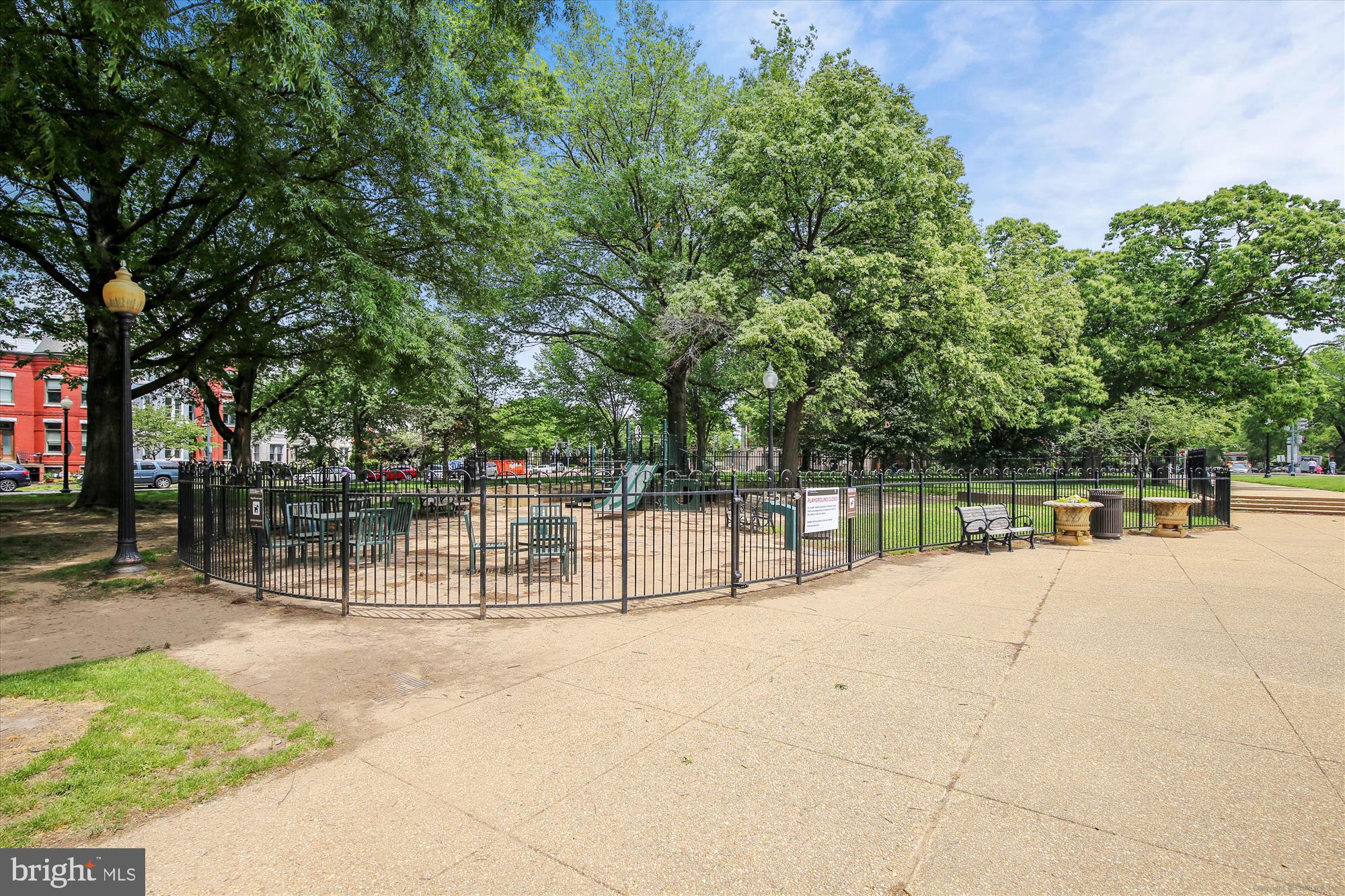 1214 E CAPITOL ST NE