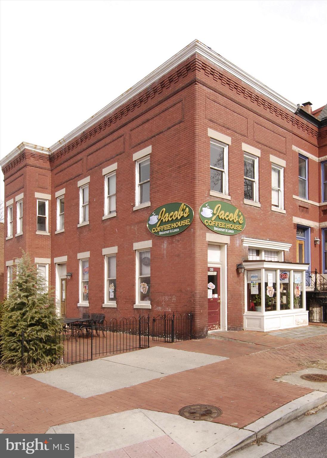 1214 E CAPITOL ST NE