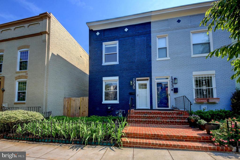 1235 D ST NE