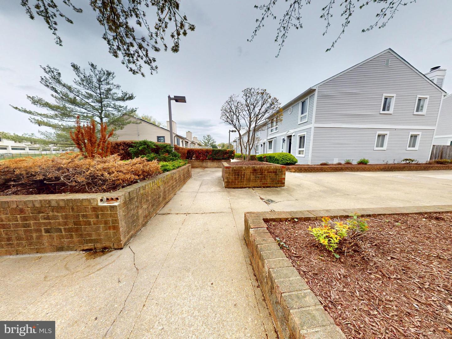 4 HAWTHORNE CT NE #4