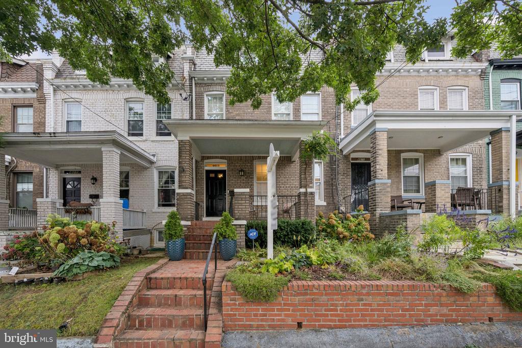 4613 8TH STREET NW