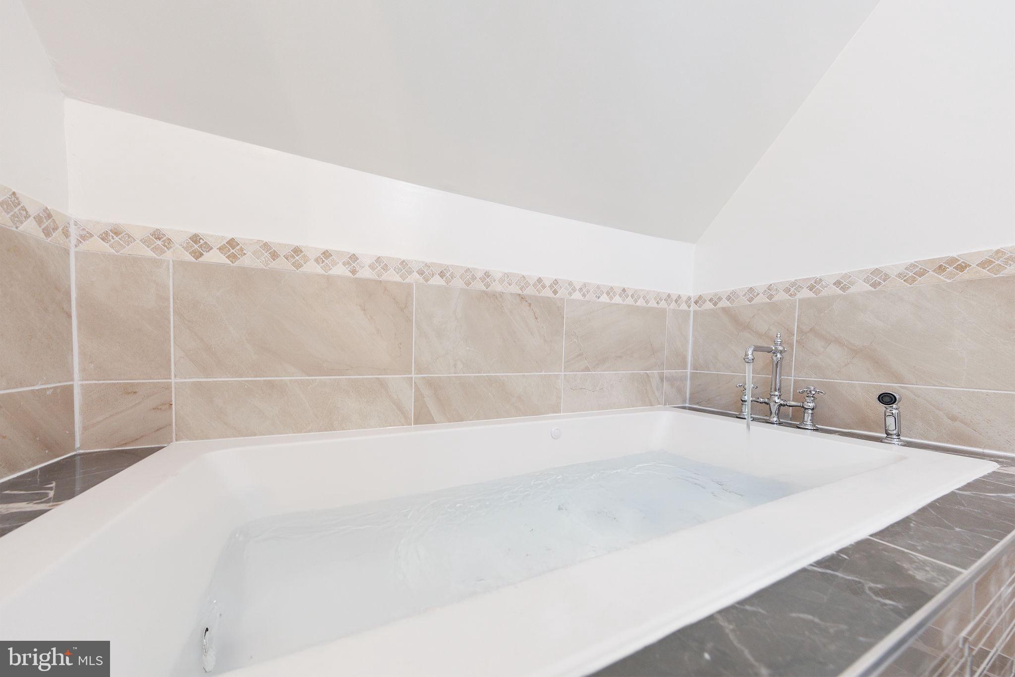 2806 FRANKLIN STREET NE