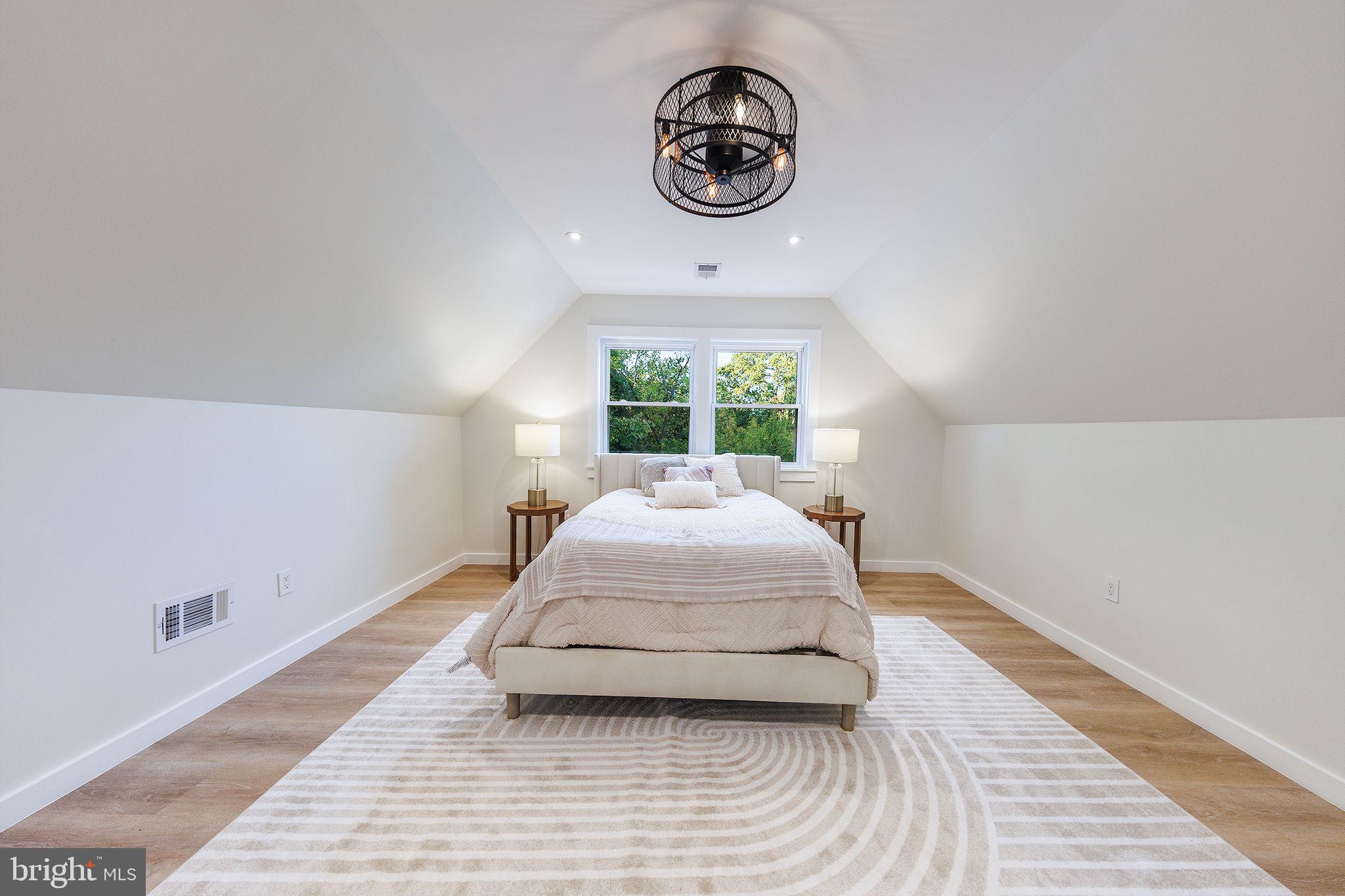 2806 FRANKLIN STREET NE