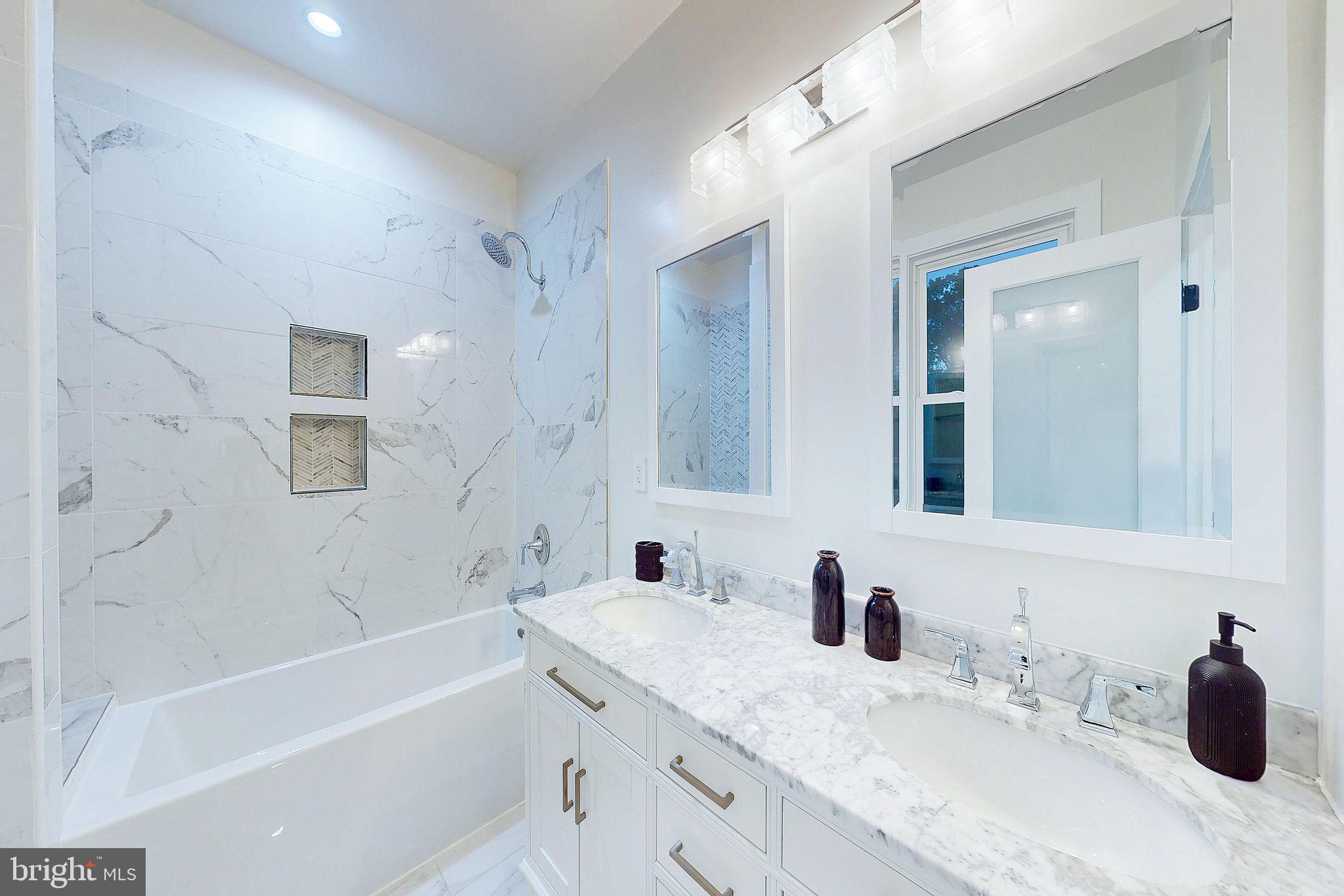 2806 FRANKLIN STREET NE