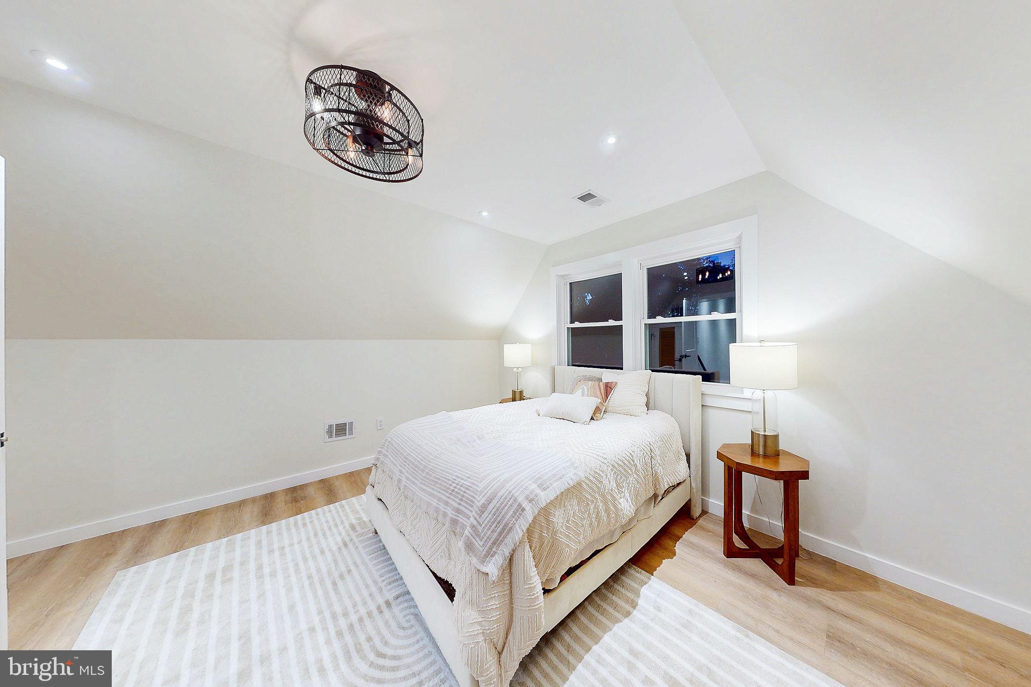 2806 FRANKLIN STREET NE