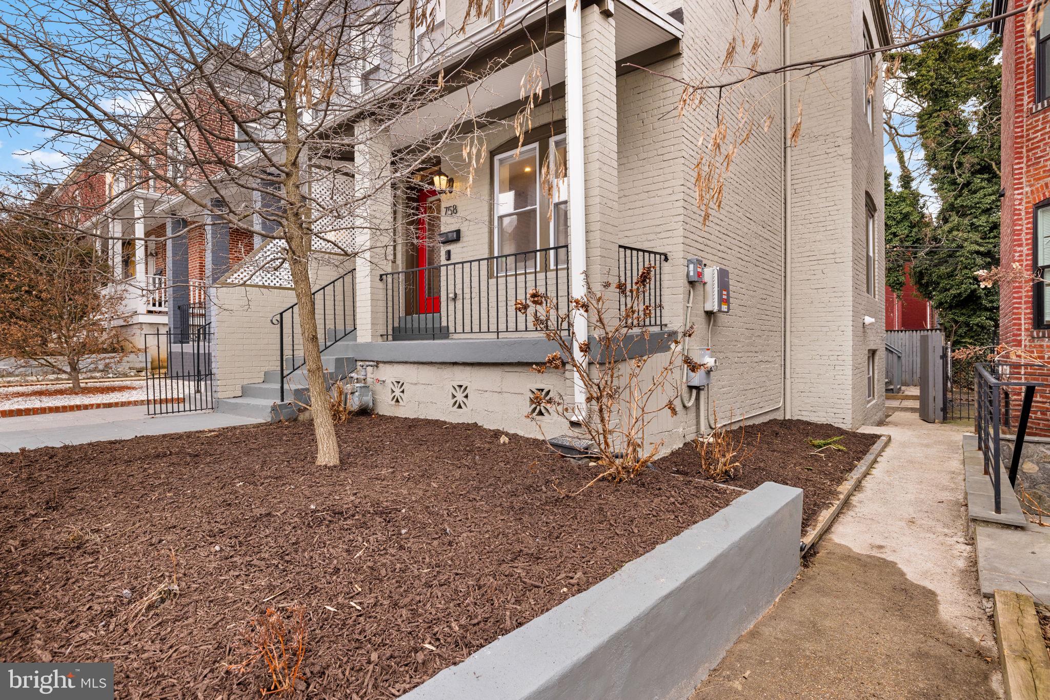 758 GRESHAM PLACE NW