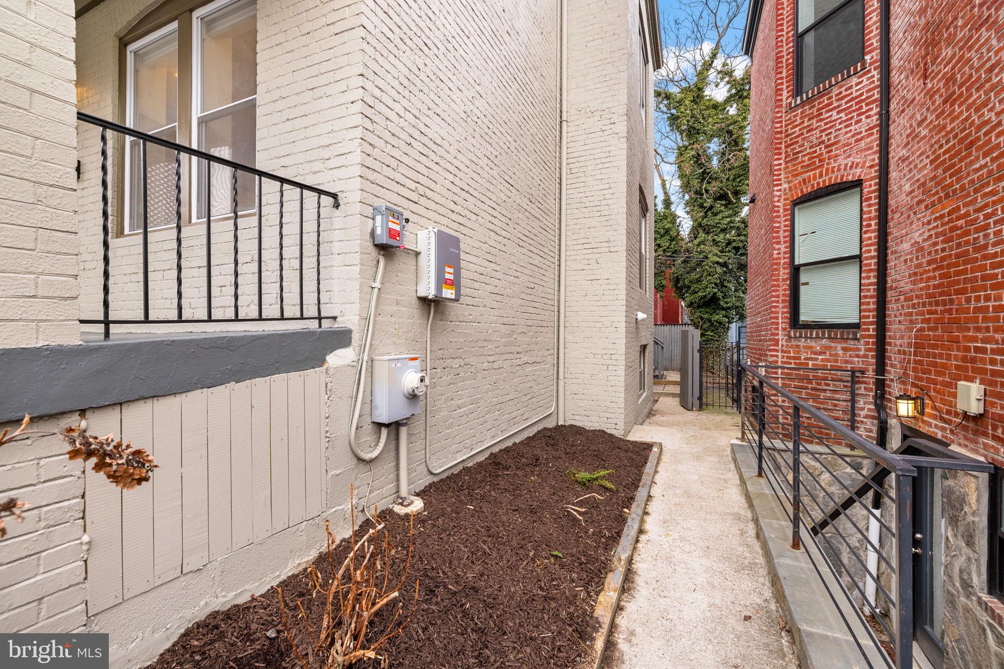 758 GRESHAM PLACE NW