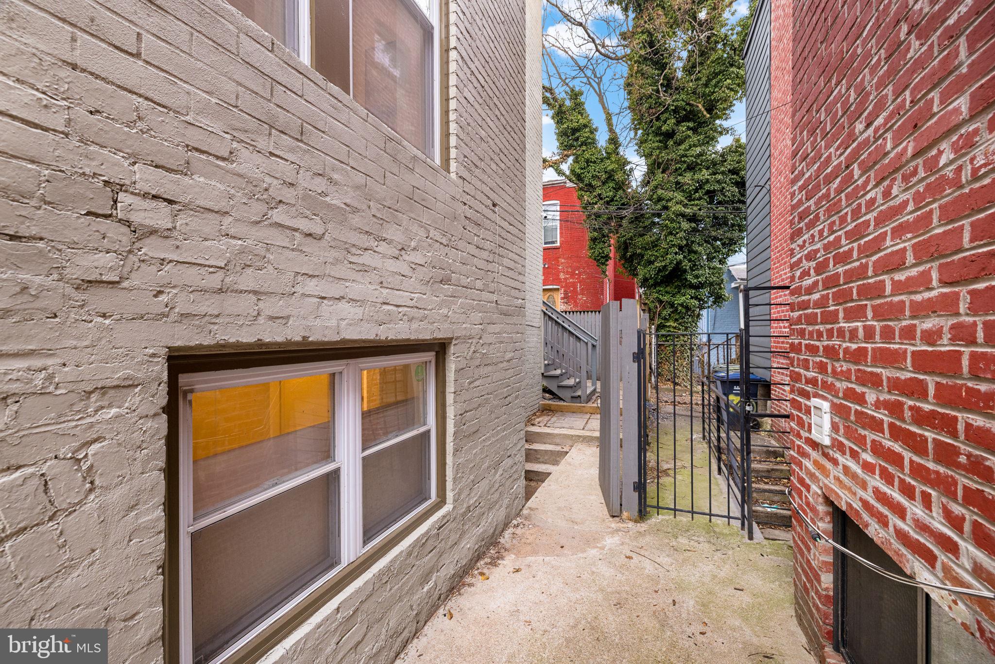 758 GRESHAM PLACE NW