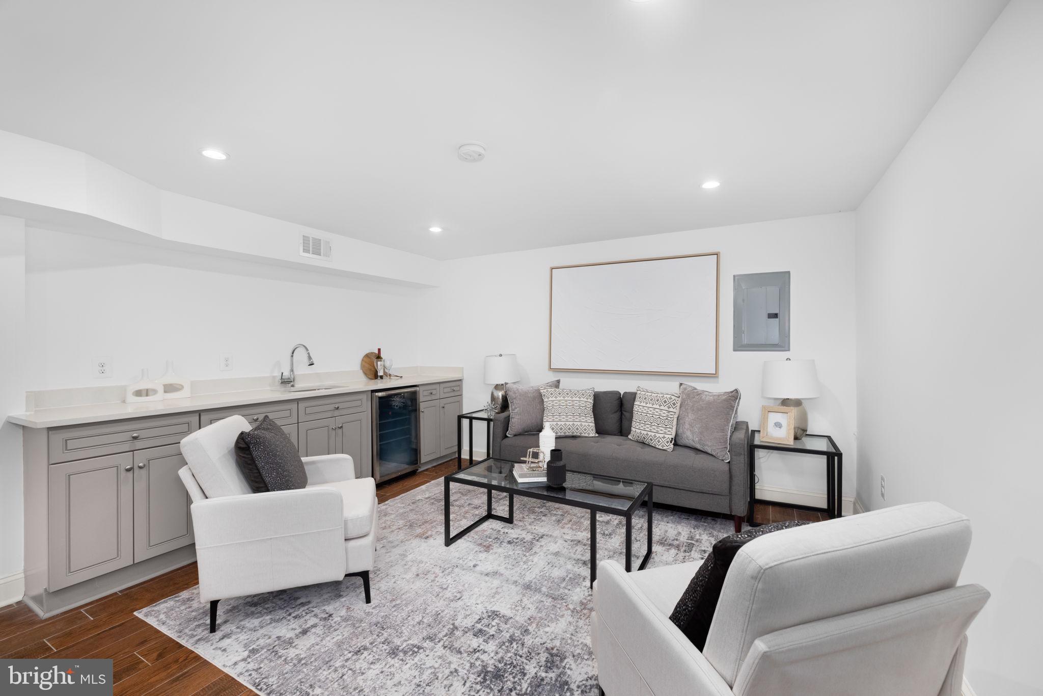 758 GRESHAM PLACE NW