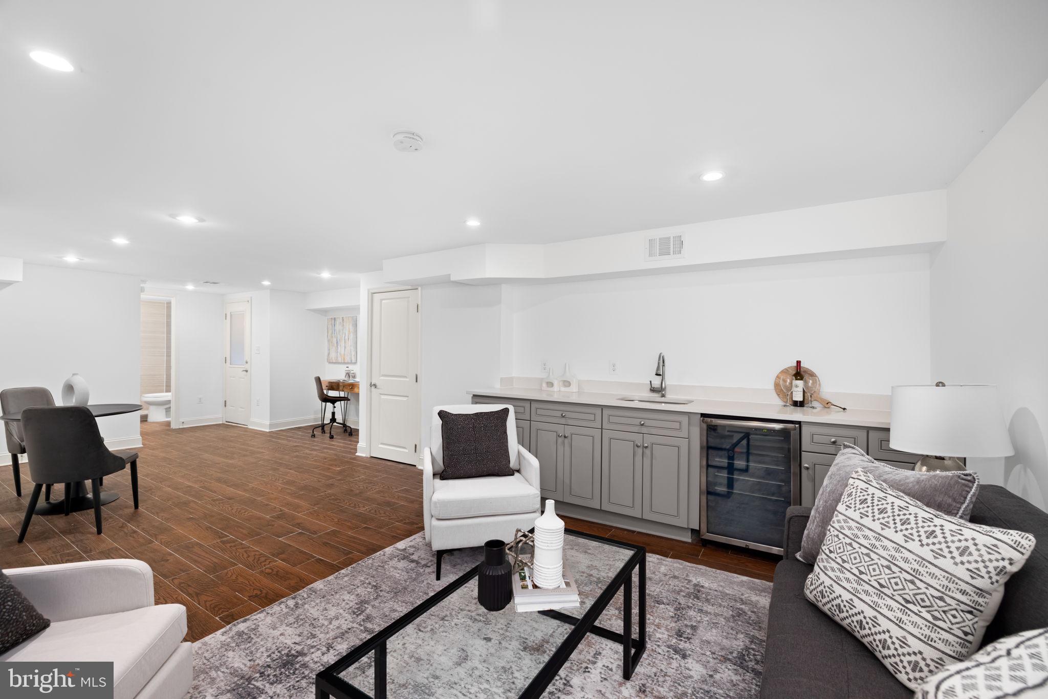 758 GRESHAM PLACE NW