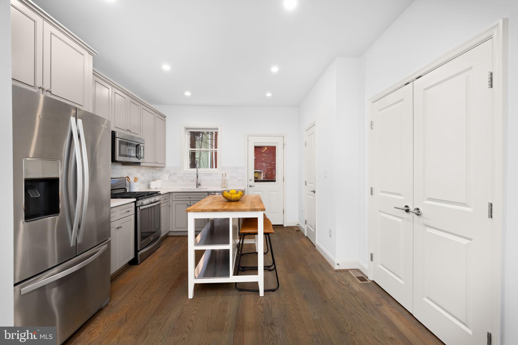 758 GRESHAM PLACE NW