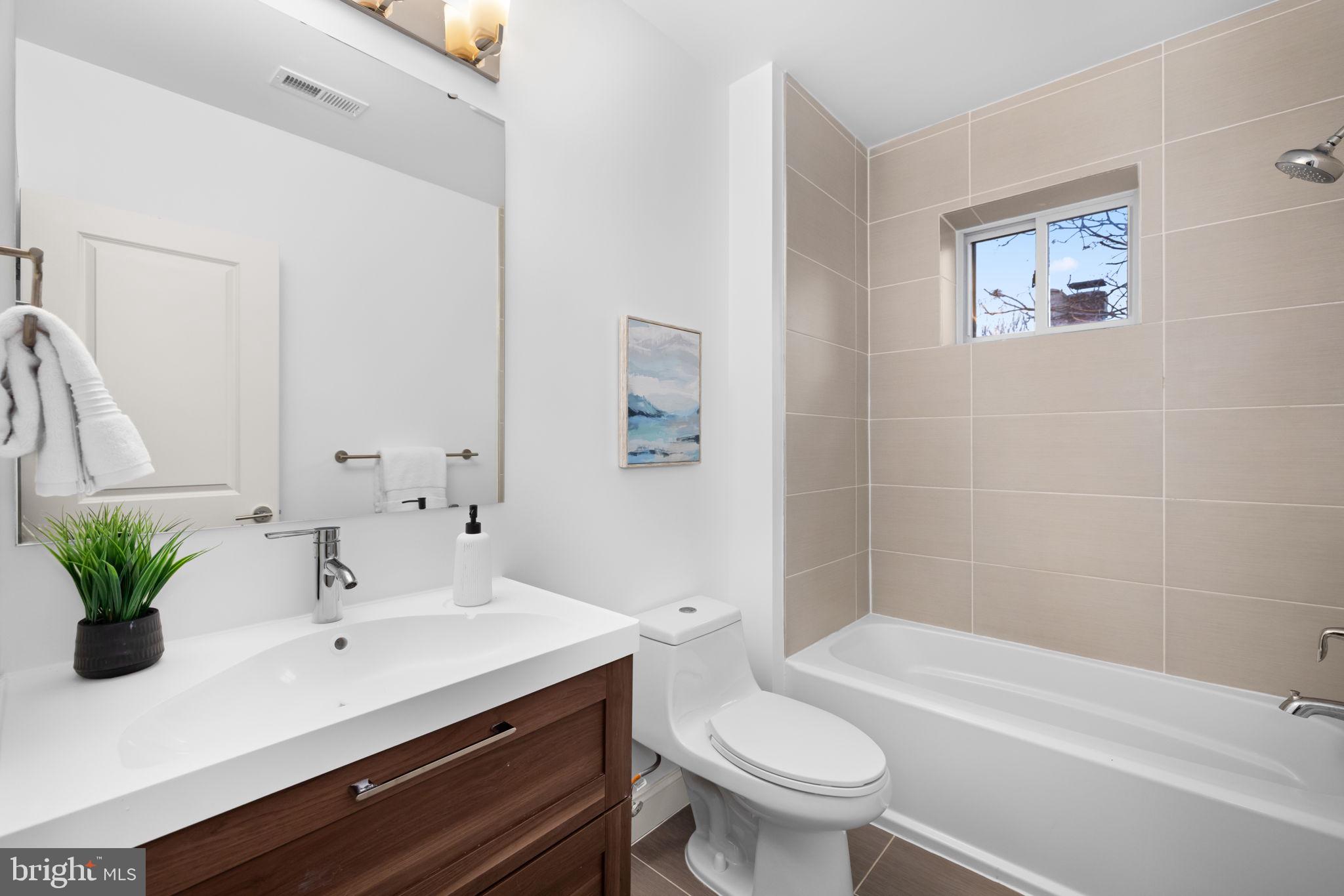 758 GRESHAM PLACE NW