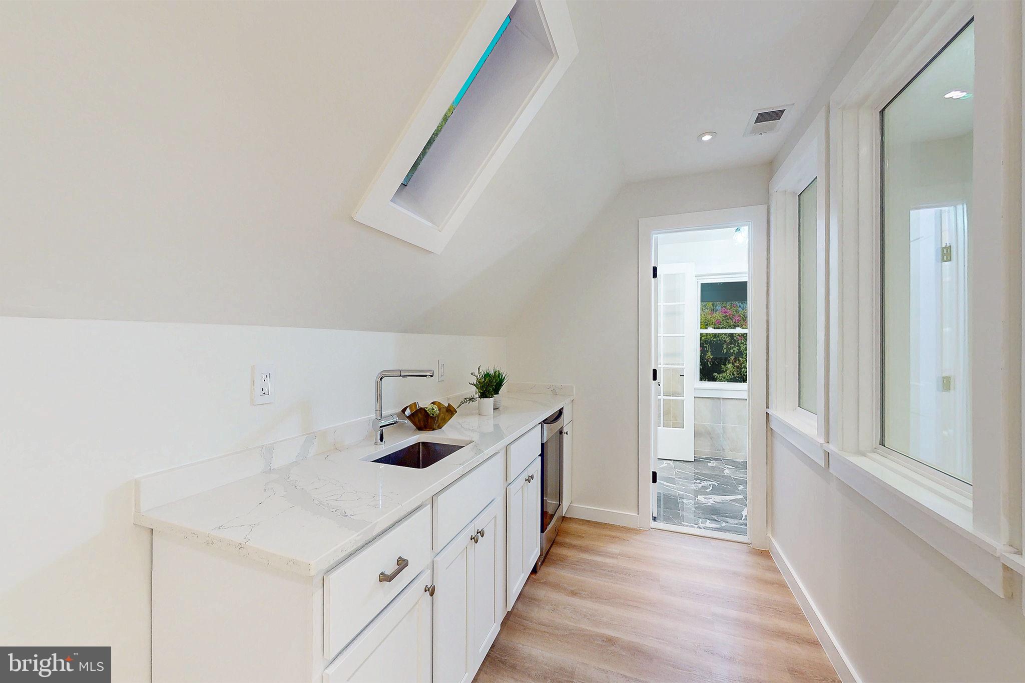 2806 FRANKLIN STREET NE