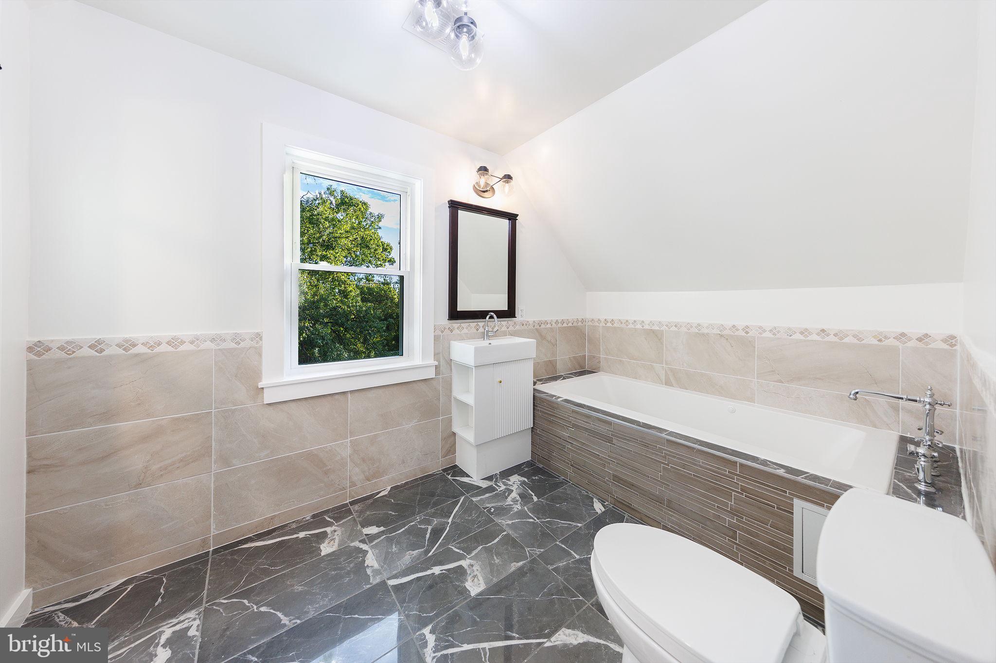 2806 FRANKLIN STREET NE