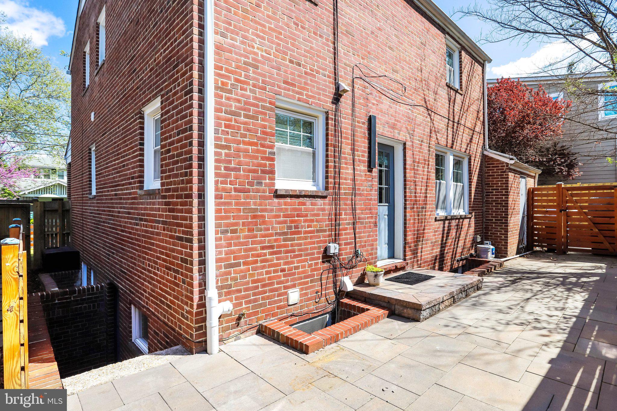 2005 NE LAWRENCE STREET NE