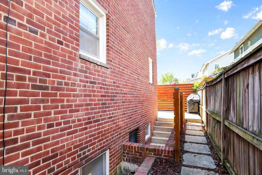 2005 NE LAWRENCE STREET NE