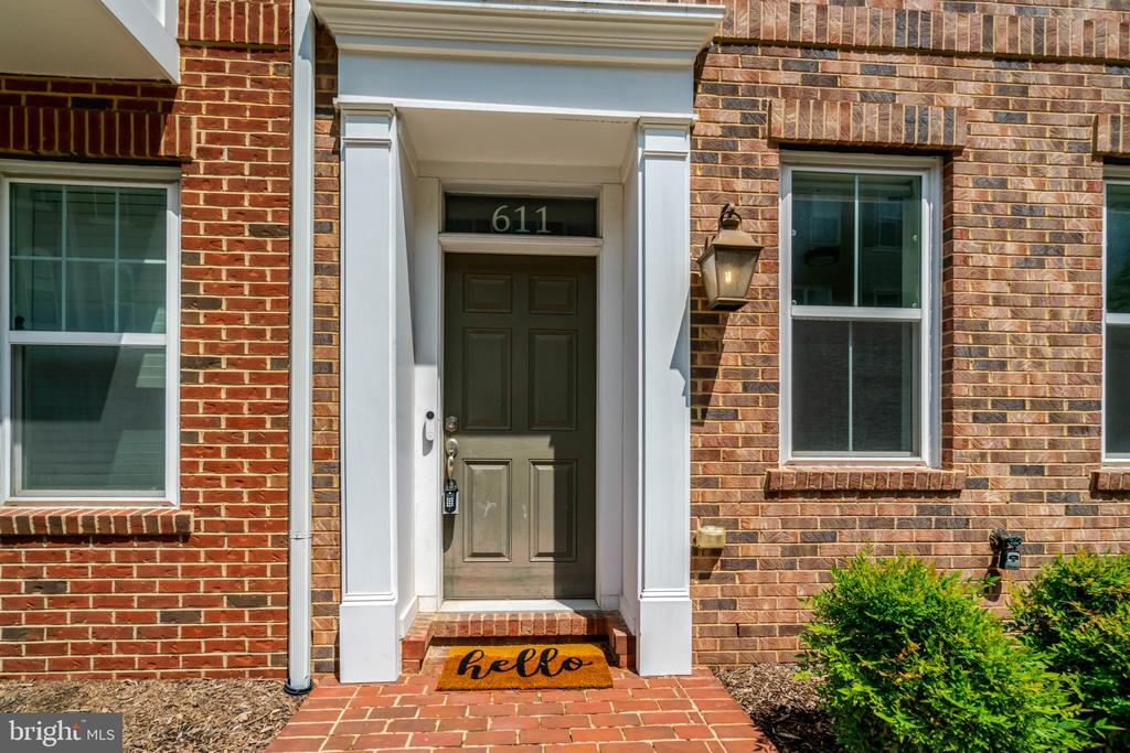 611 TOTTEN MEWS NE
