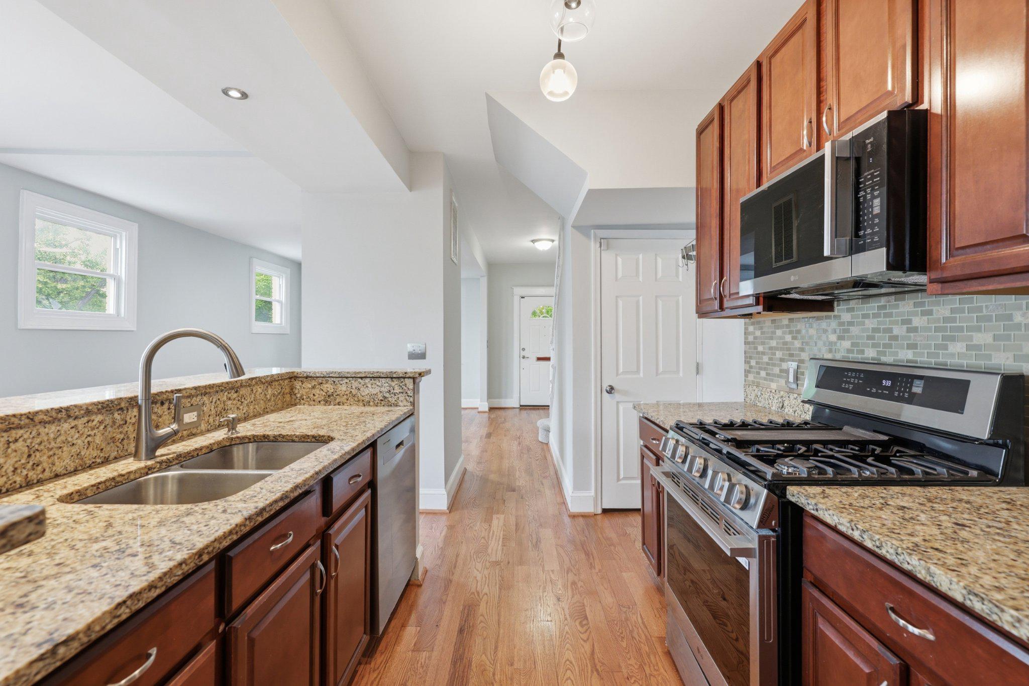 809 DELAFIELD NW