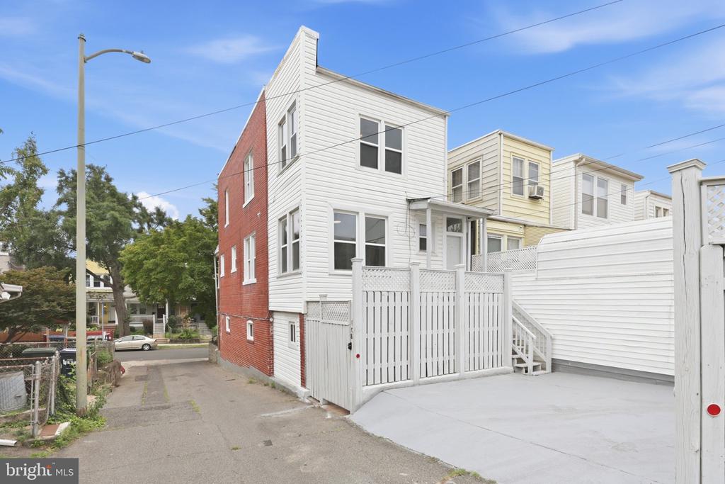 809 DELAFIELD NW