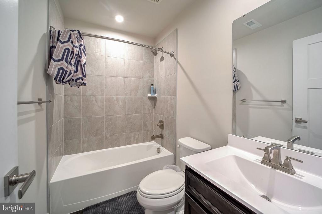 636 LAKEMONT DR
