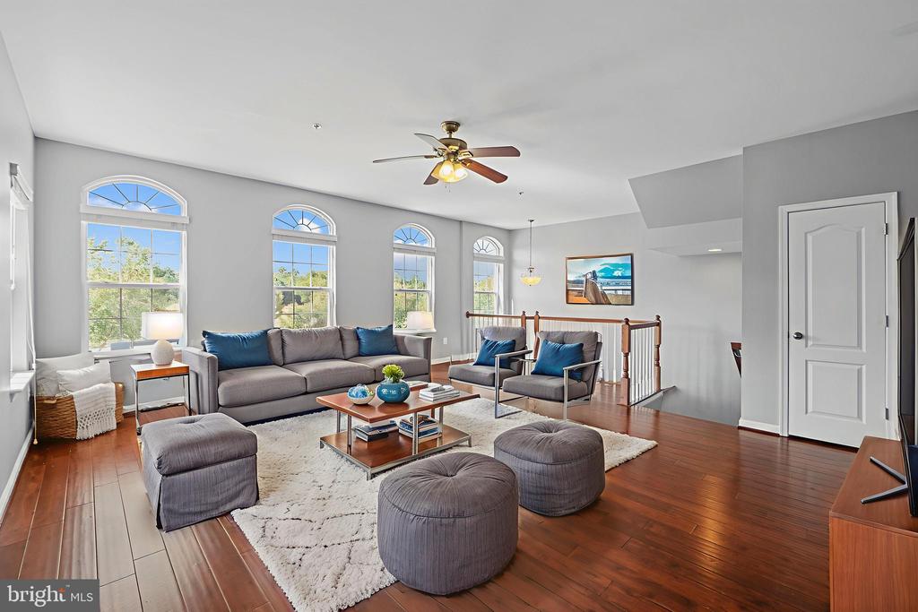1036 PULTNEY LANE